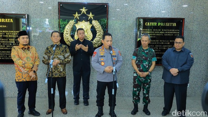 Ketua DKPP RI Heddy Lugito usai menghadiri rakor bersama TNI, Polri, KPU dan Bawaslu terkait pilkada di Mabes Polri, Jakarta Selatan, Senin (25/11/2024). Foto: Ondang/detikcom