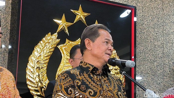 Ketua DKPP RI Heddy Lugito usai menghadiri rakor bersama TNI, Polri, KPU dan Bawaslu terkait pilkada di Mabes Polri, Jakarta Selatan, Senin (25/11/2024). Foto: Ondang/detikcom