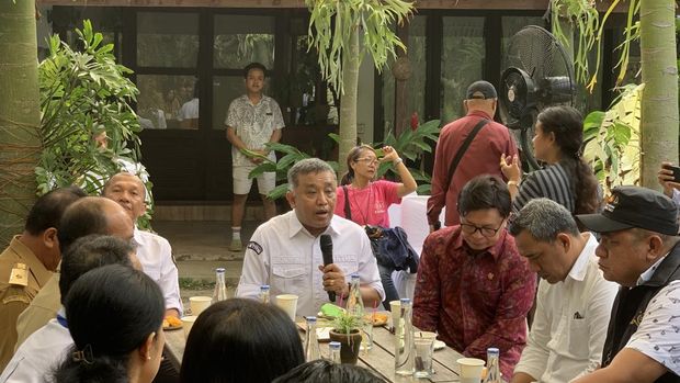 Ketua KPU Bali I Dewa Agung Gede Lidartawan saat coffee morning di Denpasar, Senin (25/11/2024). (Rizki Setyo/detikBali)