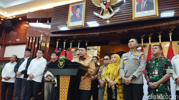 Ketua KPU RI Mochammad Afifuddin dalam konferensi pers di Kantor Kemenko Polkam, Jakarta Pusat, Senin (25/11/2024) (Fawdi/detikcom).