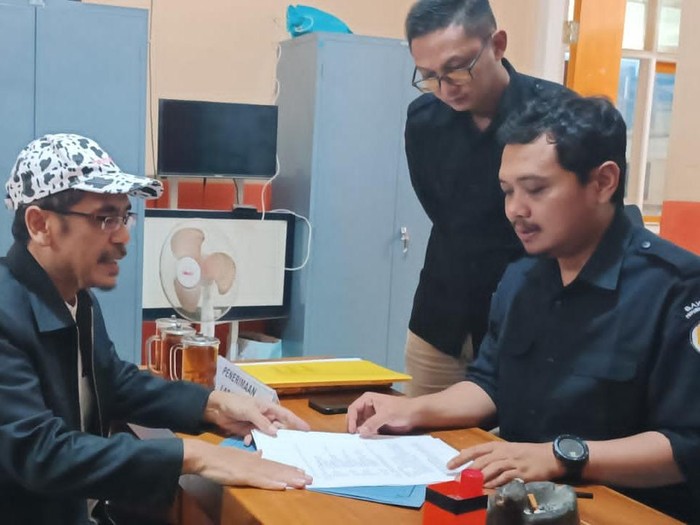 Ketua Tim Hukum Sadewo-Lintarti melaporkan pendukung kotak kosong ke Bawaslu Kabupaten Banyumas, Senin (25/11/2024).