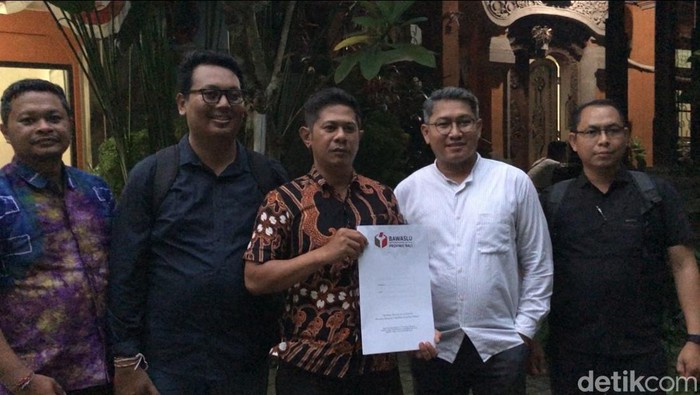 Ketua Tim LAGAS, Fahmi Yanwar Siregar (dua dari kanan) bersama anggota Tim LAGAS seusai melaporkan dugaan pelanggaran pilkada ke Bawaslu Bali, Senin (25/11/2024). (Foto: Ida Bagus Putu Mahendra/detikBali)