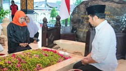 Khofifah-Emil Kenang Sosok Bung Karno-Kedekatan dengan Ulama NU saat Ziarah