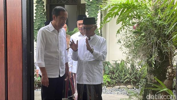 Para kiai NU temui Jokowi di rumah pribadinya, Sumber, Banjarsari, Solo, Senin (25/11/2024).