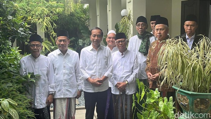 Para kiai NU temui Jokowi di rumah pribadinya, Sumber, Banjarsari, Solo, Senin (25/11/2024).