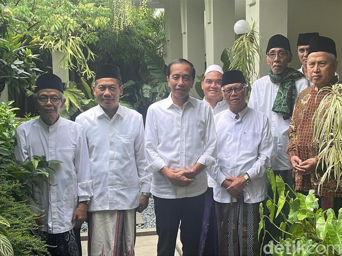 Para kiai NU temui Jokowi di rumah pribadinya, Sumber, Banjarsari, Solo, Senin (25/11/2024).