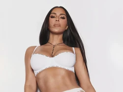 Kim Kardashian Dianggap Hina Agama karena Pakai Rosario saat Tampil Seksi