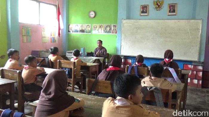 Kisah perjuangan Pak Ribut, guru honorer Lumajang.