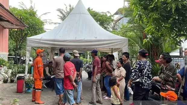 Kolong Tol Angke Jakbar akan dikosongkan. Penghuni kolong Tol Angke ramai mendatangi Kantor Kelurahan Jelambar Baru untuk mengurus administrasi. (Antara)