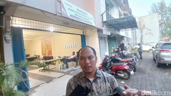 Komisioner KPU Batam, Bosar Hasibuan saat memberikan keterangan usai proses klarifikasi. (Alamudin Hamapu/detikSumut)