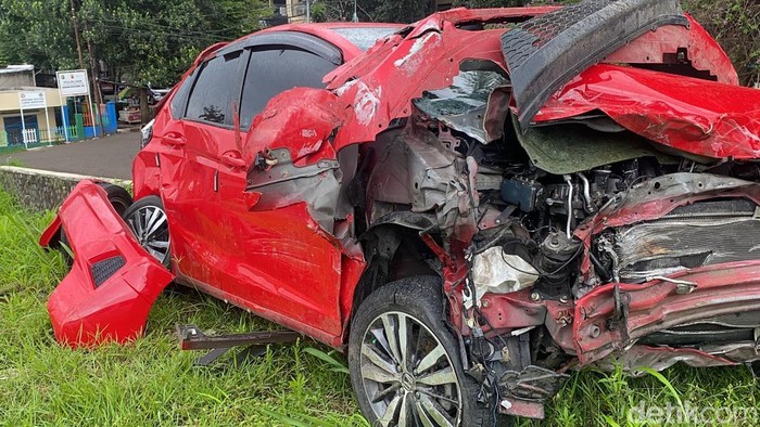 Kondisi mobil yang menyebabkan tabrakan beruntun di Sukabumi.