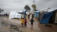 Hujan lebat dan cuaca musim dingin berdampak buruk pada banyak penduduk Gaza yang mengungsi dan tinggal dalam kondisi yang memprihatinkan dan tenda-tenda yang rapuh. 