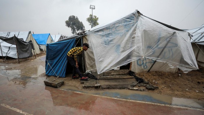 Kondisi Pengungsian Warga Gaza, Semakin Buruk Saat Hujan Lebat-Musim Dingin A Displaced Palestinian man stands in front of a tent following rainfall, amid the Israel-Hamas conflict, in Gaza City November 24, 2024. REUTERS/Dawoud Abu Alkas