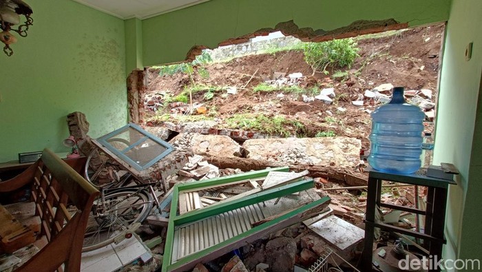 Kondisi tembok bagian belakang rumah milik Daryoto, warga Kelurahan Kedungwuluh, Kecamatan Purwokerto Barat, Kabupaten Banyumas, Senin (25/11/2024).