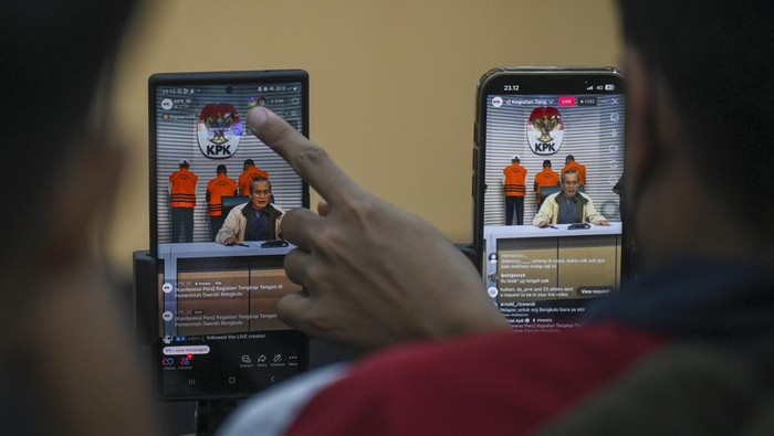 Gubernur Bengkulu Rohidin Mersyah (tengah), ajudan Gubernur Bengkulu Evriansyah (kanan), dan Sekda Provinsi Bengkulu Isnan Fajri (kiri) dihadirkan saat konferensi pers penetapan dan penahanan tersangka operasi tangkap tangan (OTT) KPK di Gedung Merah Putih, KPK, Jakarta, Minggu (24/11/2024). KPK menetapkan Gubernur Bengkulu Rohidin Mersyah, Ajudan Gubernur Bengkulu Evriansyah, dan Sekda Provinsi Bengkulu Isnan Fajri sebagai tersangka dengan barang bukti uang tunai sekitar Rp7 miliar yang diduga digunakan untuk pencalonan kembali sebagai gubernur pada Pilkada 2024. ANTARA FOTO/Muhammad Ramdan/tom.
