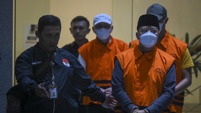 KPK tahan Gubernur Bengkulu Rohidin Mersyah Gubernur Bengkulu Rohidin Mersyah (tengah), ajudan Gubernur Bengkulu Evriansyah (kanan), dan Sekda Provinsi Bengkulu Isnan Fajri (kiri) dihadirkan saat konferensi pers penetapan dan penahanan tersangka operasi tangkap tangan (OTT) KPK di Gedung Merah Putih, KPK, Jakarta, Minggu (24/11/2024). KPK menetapkan Gubernur Bengkulu Rohidin Mersyah, Ajudan Gubernur Bengkulu Evriansyah, dan Sekda Provinsi Bengkulu Isnan Fajri sebagai tersangka dengan barang bukti uang tunai sekitar Rp7 miliar yang diduga digunakan untuk pencalonan kembali sebagai gubernur pada Pilkada 2024. ANTARA FOTO/Muhammad Ramdan/tom.