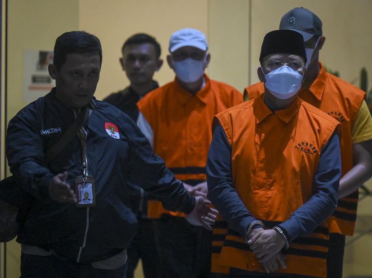Ekspresi Gubernur Bengkulu Rohidin Mersyah Berbaju Tahanan KPK