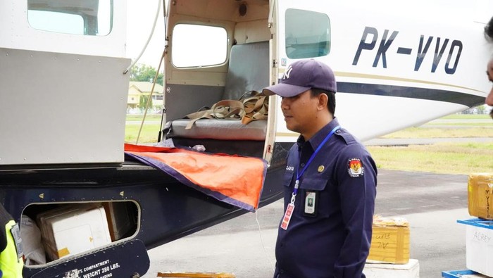KPU Sulsel mendistribusikan logistik pilkada di Rampi dan Seko, Luwu Utara menggunakan pesawat.