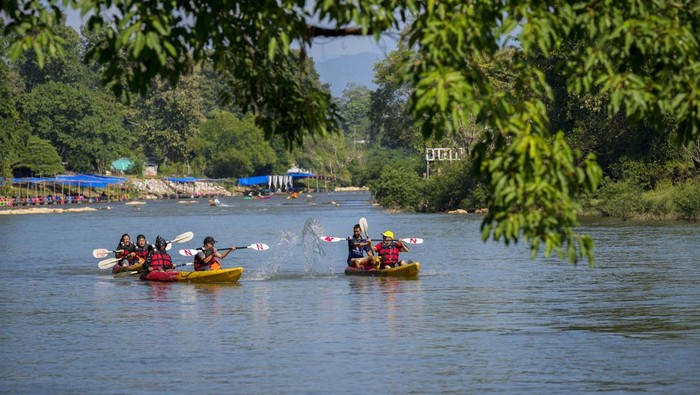Laos Vang Vieng Turis asing menaiki kayak di Sungai Namsong di Vang Vieng, Laos