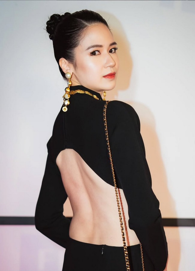 Fokus utama dari gaya Laura Basuki adalah bagian punggung terbuka yang menambah kesan seksi namun tetap elegan.  Foto: Instagram/@laurabas @hagaipakan