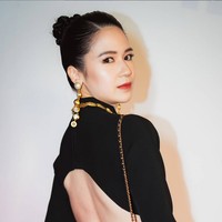 Fokus utama dari gaya Laura Basuki adalah bagian punggung terbuka yang menambah kesan seksi namun tetap elegan.  Foto: Instagram/@laurabas @hagaipakan