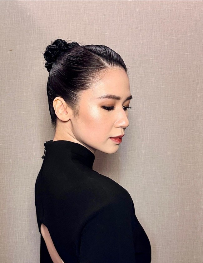 Rambut yang ditata rapi dengan gaya updo memperkuat kesan elegan, sementara makeup natural dengan fokus pada kulit flawless dan bibir nude melengkapi keseluruhan look yang sophisticated. Foto: Instagram/@laurabas @hagaipakan