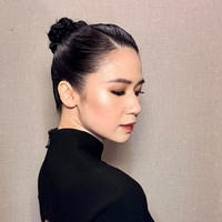 Rambut yang ditata rapi dengan gaya updo memperkuat kesan elegan, sementara makeup natural dengan fokus pada kulit flawless dan bibir nude melengkapi keseluruhan look yang sophisticated. Foto: Instagram/@laurabas @hagaipakan