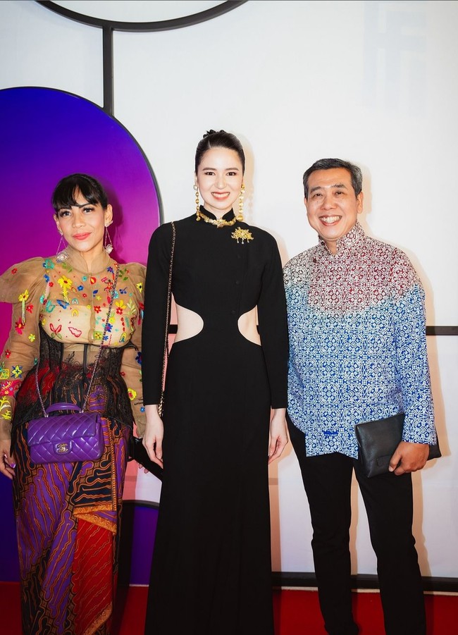 Festival Film Indonesia 2024 sukses digelar pekan lalu. Namun penampilan beberapa tamunya masih jadi perbincangan hangat, salah satunya Laura Basuki, yang mengenakan gaun dari koleksi Kraton World rancangan desainer Auguste Soesastro. Foto: Instagram/@laurabas @hagaipakan