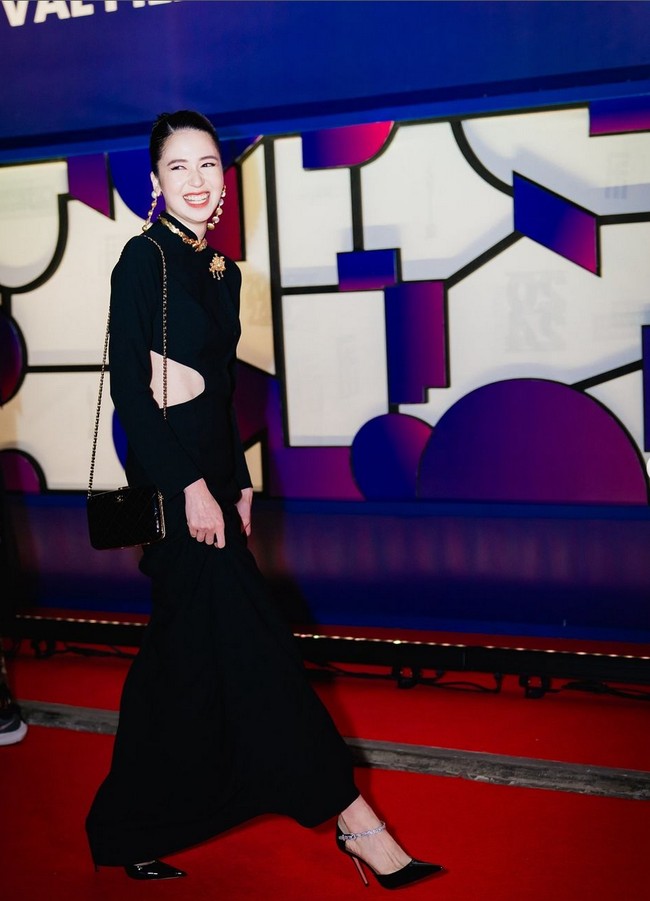 Anting panjang berwarna emas melengkapi keseluruhan penampilannya, menciptakan harmoni antara busana dan perhiasan. Pemilihan aksesori yang minimalis namun statement membuat gaya ibu satu anak ini makin mencuri perhatian. Foto: Instagram/@laurabas @hagaipakan