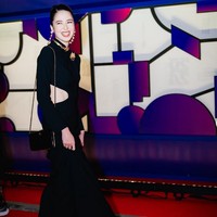 Anting panjang berwarna emas melengkapi keseluruhan penampilannya, menciptakan harmoni antara busana dan perhiasan. Pemilihan aksesori yang minimalis namun statement membuat gaya ibu satu anak ini makin mencuri perhatian. Foto: Instagram/@laurabas @hagaipakan