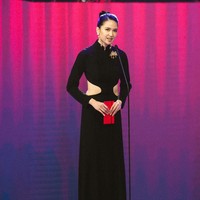 Kerah tinggi memberikan kesan formal dan anggun, sementara ornamen emas di bagian leher menambah sentuhan glamor yang subtle. Ornamen ini menjadi aksen utama yang menarik perhatian tanpa mendominasi keseluruhan tampilan. Foto: Instagram/@laurabas @hagaipakan