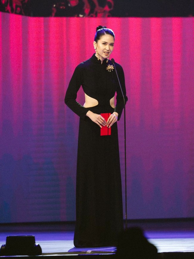 Kerah tinggi memberikan kesan formal dan anggun, sementara ornamen emas di bagian leher menambah sentuhan glamor yang subtle. Ornamen ini menjadi aksen utama yang menarik perhatian tanpa mendominasi keseluruhan tampilan. Foto: Instagram/@laurabas @hagaipakan