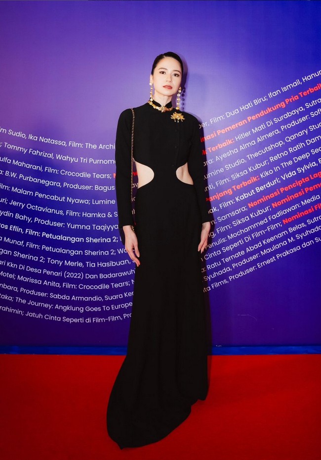 Bintang film ‘Sleep Call’ ini tampil elegan sekaligus seksi berbalut Gaun hitam panjang dengan siluet H-line. Potongan cut-out di bagian pinggang memberikan sentuhan modern yang edgy sekaligus seksi tanpa terlihat berlebihan. Detail ini juga menambah dimensi pada gaun yang sederhana. Foto: Instagram/@laurabas @hagaipakan