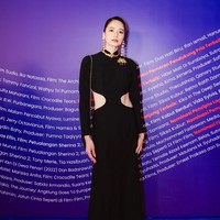 Bintang film ‘Sleep Call’ ini tampil elegan sekaligus seksi berbalut Gaun hitam panjang dengan siluet H-line. Potongan cut-out di bagian pinggang memberikan sentuhan modern yang edgy sekaligus seksi tanpa terlihat berlebihan. Detail ini juga menambah dimensi pada gaun yang sederhana. Foto: Instagram/@laurabas @hagaipakan