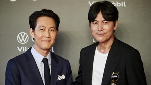 Lee Jung Jae bareng partner bisnisnya Jung Woo Sung. (Foto: Getty Images/Borja B. Hojas) Lee Jung Jae bareng partner bisnisnya Jung Woo Sung. (Foto: Getty Images/Borja B. Hojas)