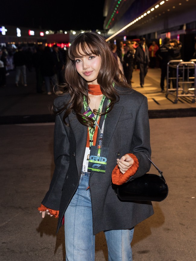 Untuk riasan wajahnya, Lisa BLACKPINK mempercayakan tangan ahli MUA ARIEL yang berbasis di Los Angeles, AS dan jadi langganan Kim Kardashian dan Kylie Jenner. Foto: Getty Images