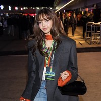 Untuk riasan wajahnya, Lisa BLACKPINK mempercayakan tangan ahli MUA ARIEL yang berbasis di Los Angeles, AS dan jadi langganan Kim Kardashian dan Kylie Jenner. Foto: Getty Images