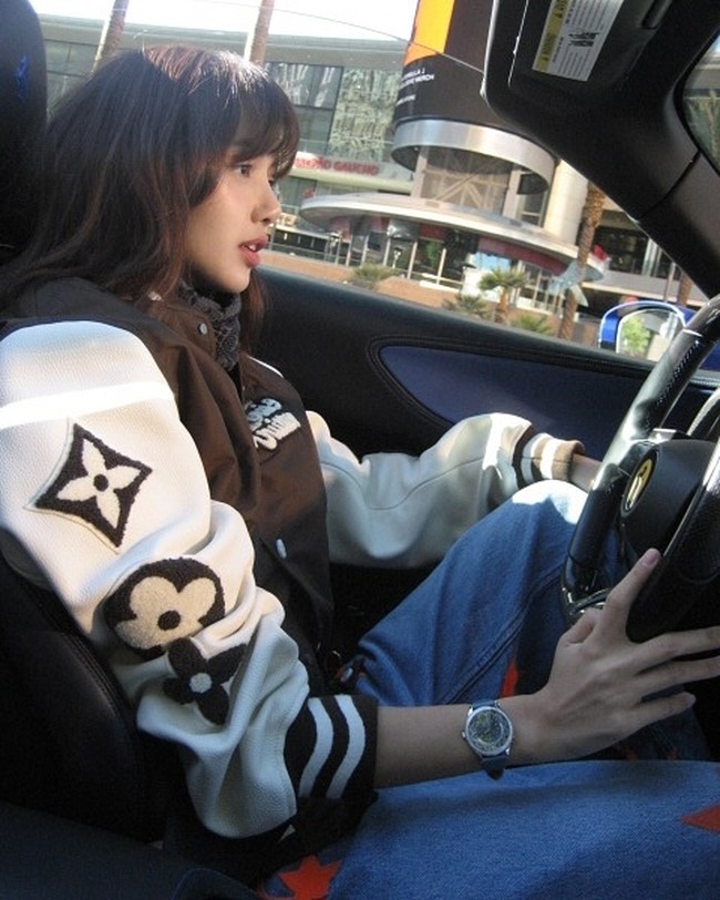 Tampak global ambassador Louis Vuitton itu memakai embroided varsity jacket berwarna coklat seharga Rp 109 juta. Lisa BLACKPINK juga mengenakan koleksi jam tangan mewah Patek Philippe tipe 7130G yang bertahtakan berlian dan emas putih. Foto: dok. Instagram @lalalalisa_m