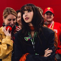 Seperti yang terlihat dalam postingan Instagram-nya, Lisa BLACKPINK tampil dengan makeup glamor dan poni samping. Berbeda dari penampilannya selama ini. Foto: dok. Instagram @lalalalisa_m