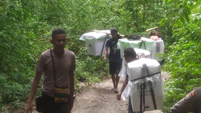Logistik Pilkada dibawa ke daerah terpencil, Kecamatan Pinogu, Maluku. Dokumen Istimewa
