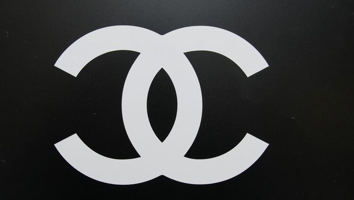 People pass the Chanel store on Bond Street on 30th July 2024 in London, United Kingdom. Bond Street is one of the principal streets in the West End shopping district and is very upmarket. It has been a fashionable shopping street since the 18th century. The rich and wealthy shop here mostly for high end fashion and jewellery. (photo by Mike Kemp/In Pictures via Getty Images)