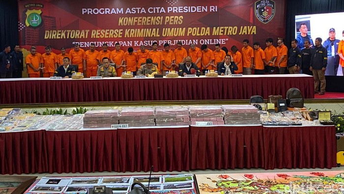 Mafia akses judi online (judol) Komdigi berbaju tahanan (Wildan Noviansah/detikcom)