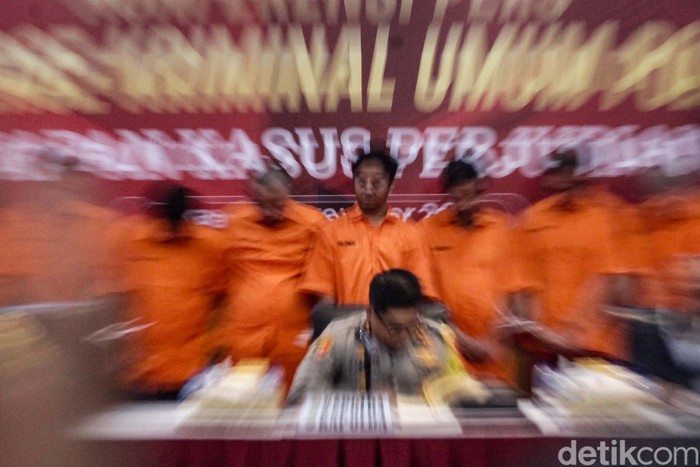 Polda Metro Jaya menetapkan 24 orang tersangka kasus mafia buka akses judi online (judol) yang melibatkan pegawai Kementerian Komdigi. Uang Rp 76,9 miliar hingga lukisan disita.