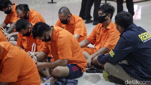 Polda Metro Jaya menetapkan 24 orang tersangka kasus mafia buka akses judi online (judol) yang melibatkan pegawai Kementerian Komdigi. Uang Rp 76,9 miliar hingga lukisan disita.