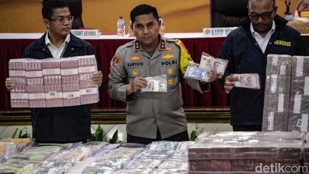 Polda Metro Jaya menetapkan 24 orang tersangka kasus mafia buka akses judi online (judol) yang melibatkan pegawai Kementerian Komdigi. Uang Rp 76,9 miliar hingga lukisan disita.