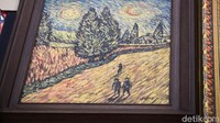 Ada 22 lukisan yang juga disita polisi. Salah satu lukisan terdapat tanda tangan Vincent Van Gogh.