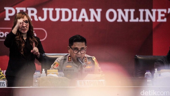 Mafia Akses Judol Komdigi Diringkus, Duit Rp 76,9 M-Lukisan Disita Polda Metro Jaya menetapkan 24 orang tersangka kasus mafia buka akses judi online (judol) yang melibatkan pegawai Kementerian Komdigi. Uang Rp 76,9 miliar hingga lukisan disita.