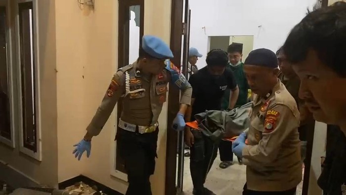 Kepala Desa (Kades) Onang berinisial AS di Kabupaten Majene, Sulawesi Barat (Sulbar) menebas pria inisial S menggunakan parang hingga tewas.