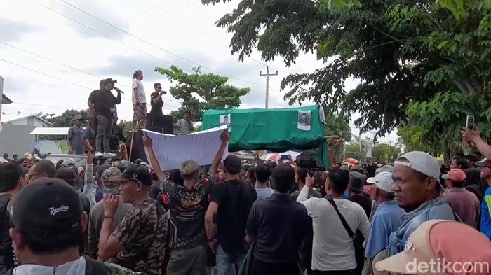 Massa demo di depan kantor KPU Brebes saat hari tenang Pilkada 2024, Senin (25/11/2024).