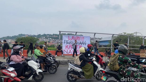 Massa mahasiswa UIN Walisongo Semarang aksi #prayforngaliyan, Senin (25/11/2024).